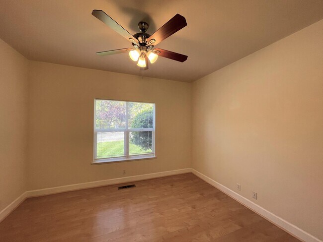 Building Photo - 929 Yosemite Dr