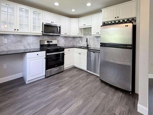 Building Photo - 2 bedroom in sought after Heritage Green Condo Association