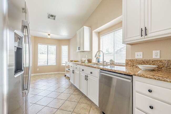 Building Photo - Beautiful 3-Bedroom Home in West Palmdale Community