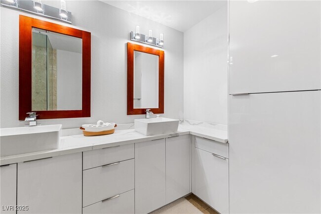 Building Photo - 4525 Dean Martin Dr