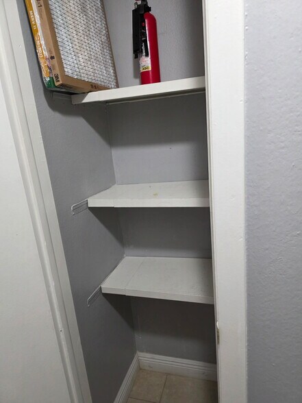 Building Photo - 9004 Tudor Dr