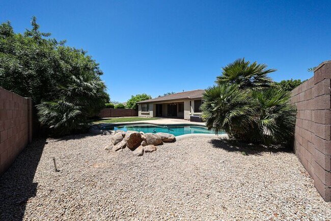 Building Photo - Welcome to this stunning 3-bedroom, 2-bath...