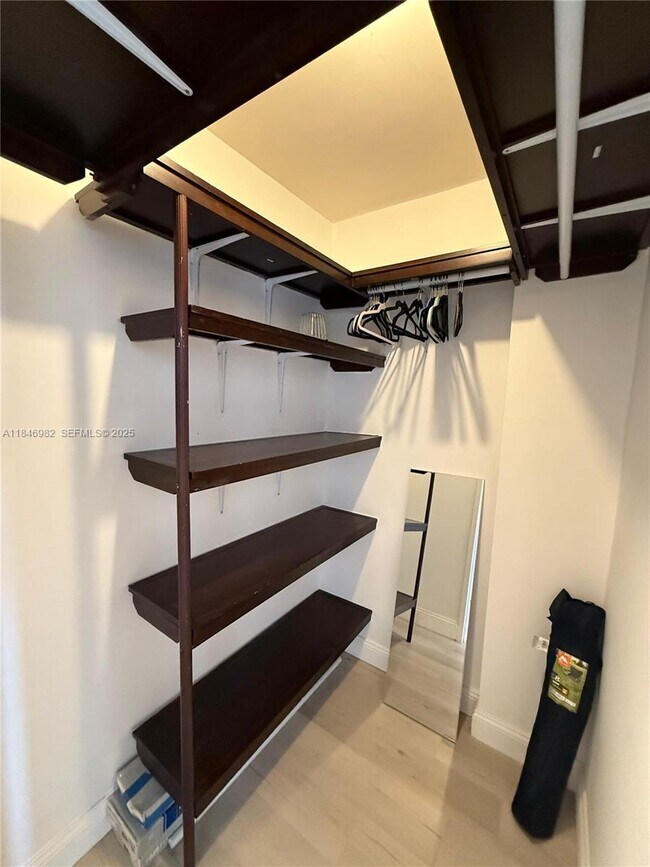 Building Photo - 100 Lincoln Rd