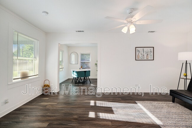 Building Photo - 660 16th St SE