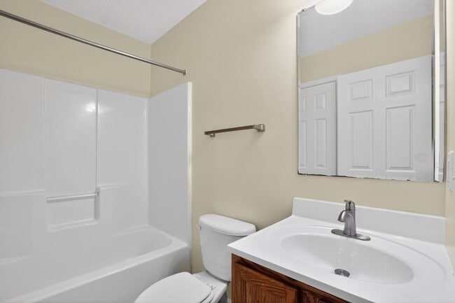 Building Photo - Newly Renovated Townhome in Presidential Lakes