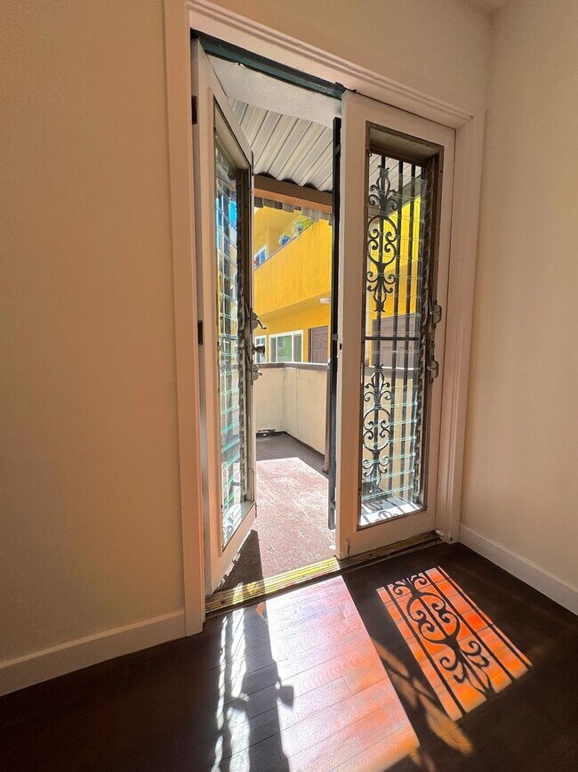 Building Photo - Fully Renovated 2-Bedroom in Prime West Ho...
