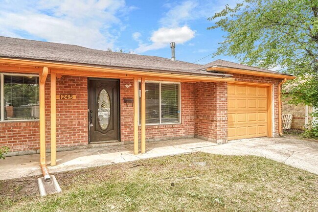 Building Photo - $2,295.00 - 3 Bedrooms, 2 Bathrooms, Singl...