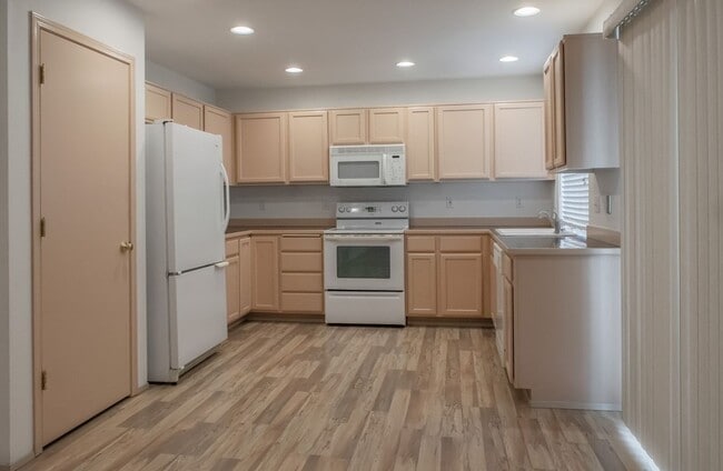 Building Photo - Beautiful home in private cul-de-sac on Gl...