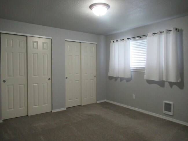 Building Photo - APPROVED APPLICATION - Charming 2 bedroom,...