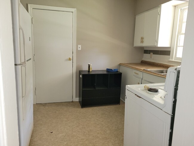 Building Photo - 2 bedroom 1 bathroom