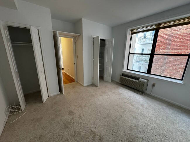 Building Photo - Two-Level Kalorama Condo with Washer/Dryer, Near Dupont Metro