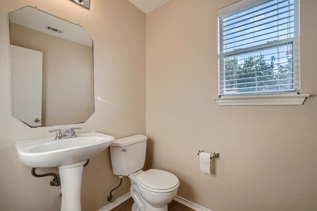 Building Photo - Less than 10 miles to Randolph AFB!