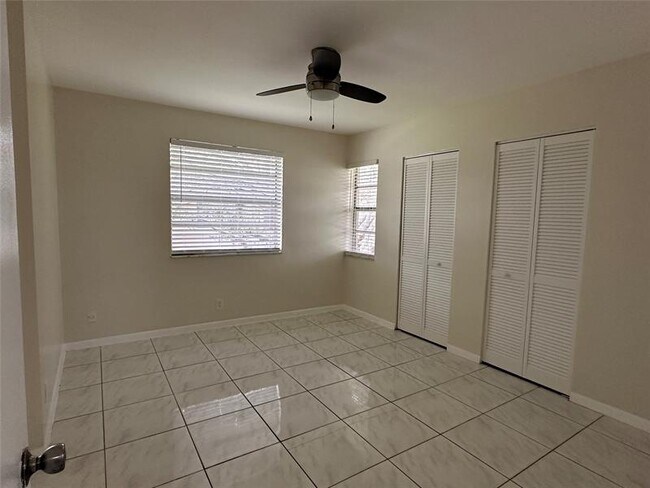 Building Photo - 9971 Twin Lakes Dr