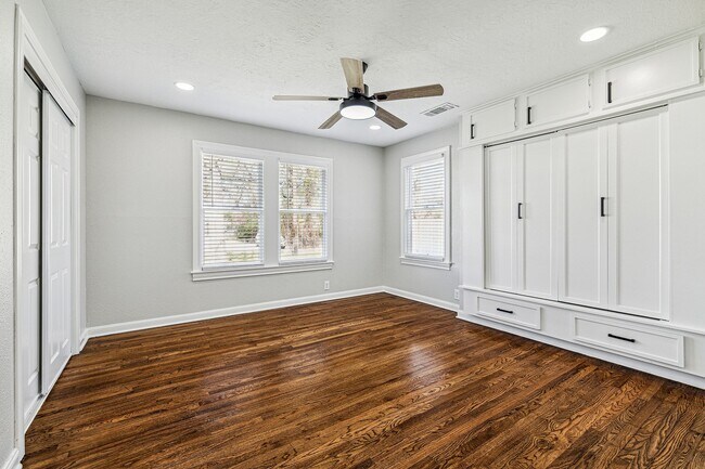 Building Photo - 801 Woodcrest Dr