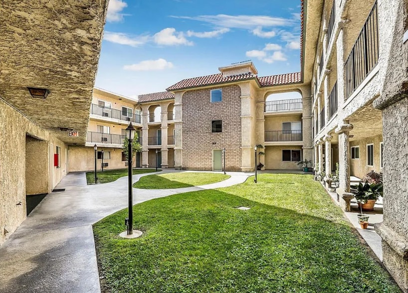 Building Photo - 3010 Montrose Ave