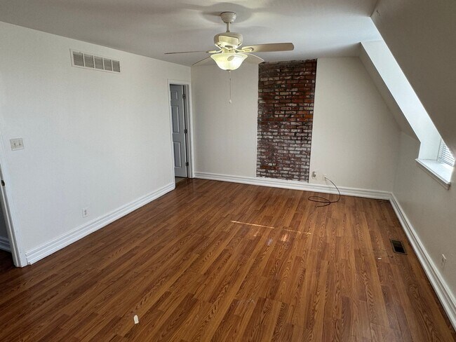 Building Photo - 2027 Russell Blvd