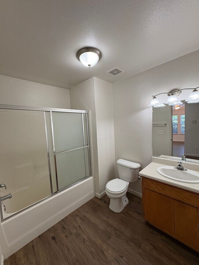 Building Photo - 1897