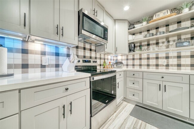 Building Photo - 5911 Dawnridge Dr
