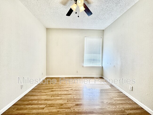 Building Photo - 2110 Oak Creek Cir
