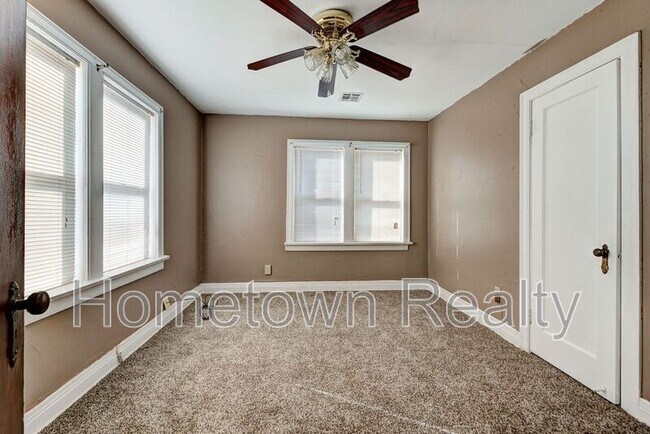 Building Photo - 2213 N Hood St