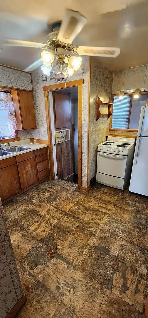 Building Photo - Quaint, single family home close to ISU