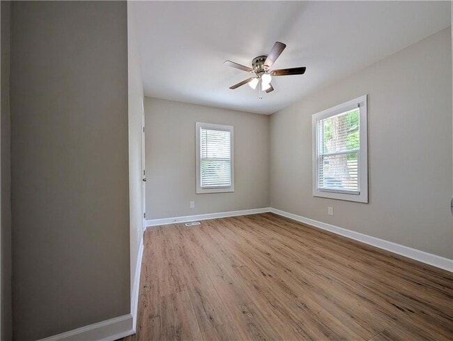 Building Photo - 1377 Pine Ave