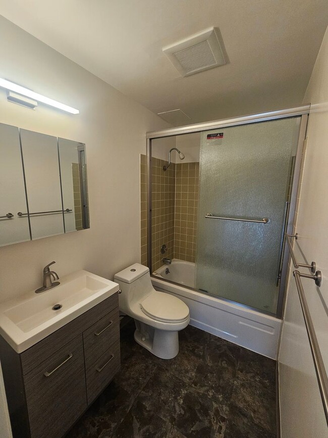 Building Photo - Cozy 2 Bedroom Condo Looking Near Piedmont...