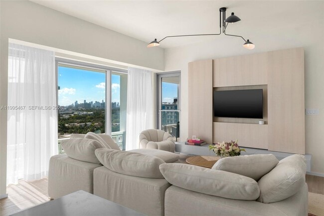 Building Photo - 2901 Collins Ave