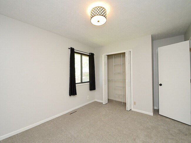 Building Photo - Southwest Omaha Beauty