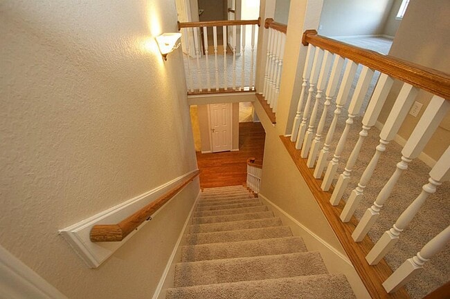 Building Photo - 1615 Greenleaf Oaks Dr