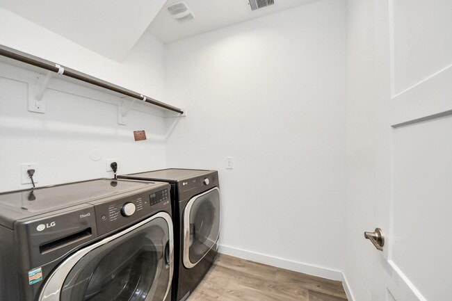 Building Photo - 10438 Plateau Pt Trl