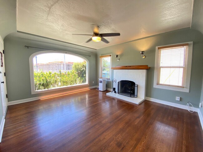 Building Photo - Craftsman Two Bedroom House! w/ Garage! NO...