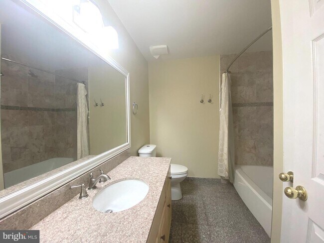 Building Photo - 14 Nathan Ct