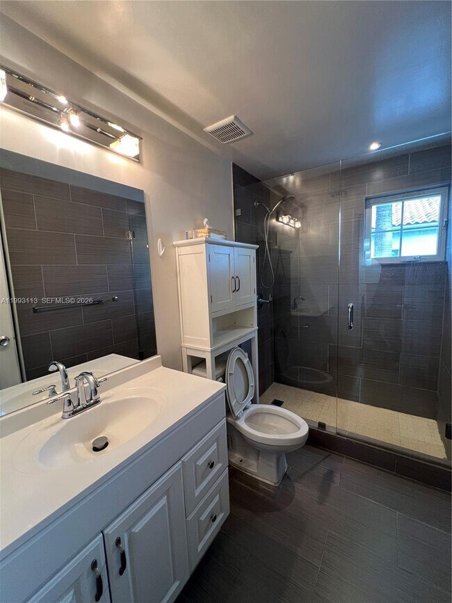 Building Photo - Navarre Avenue, Coral Gables, FL 33134 - 3 BR 2.5 BA condo