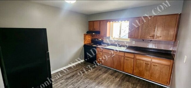 Building Photo - Cozy 2 Bed 1 Bath Duplex in KCK-Available NOW!!