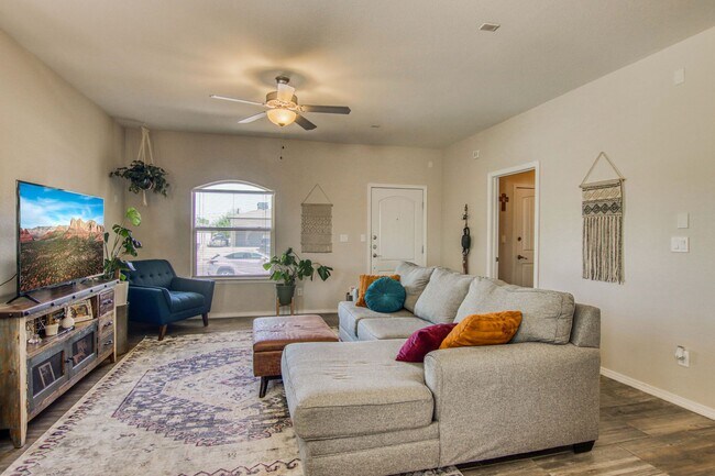 Building Photo - Beautiful Modern & Contemporary House 3 beds-2 baths in 79932