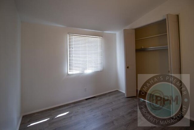 Building Photo - Vaulted Ceilings & Modern Updates in Prime...