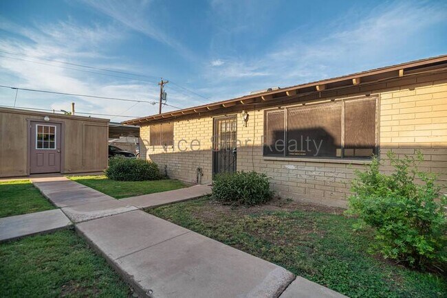 Building Photo - 518 E Huntington Dr