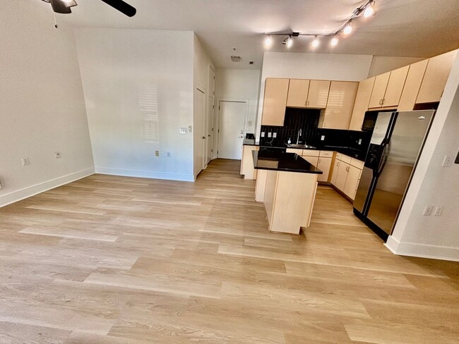 Building Photo - 1 Bedroom Condo Downtown!
