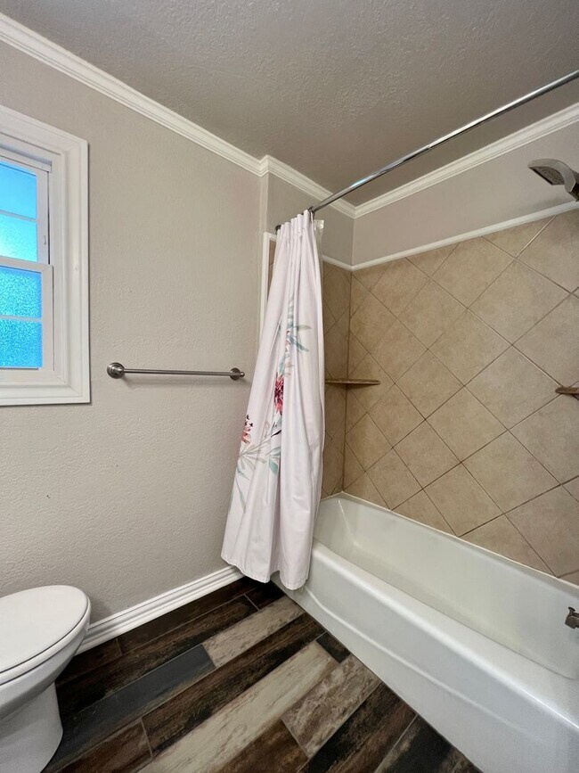 Building Photo - Tastefully updated 3/2/2 in Benbrook For Rent!