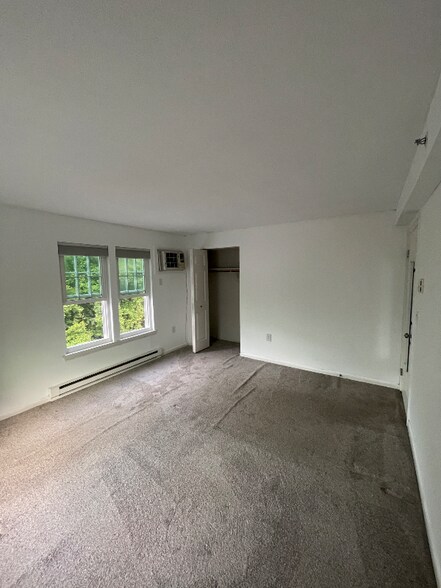 Building Photo - 82 Longview St
