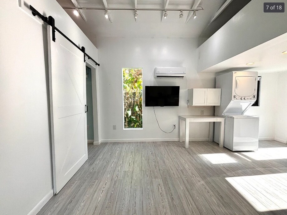 Building Photo - 542 Yale Dr