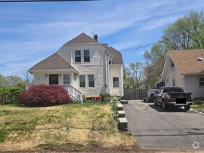 Building Photo - Well-maintained, with updates, single fami...