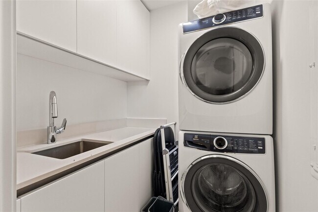 Building Photo - 900 N Ocean Blvd