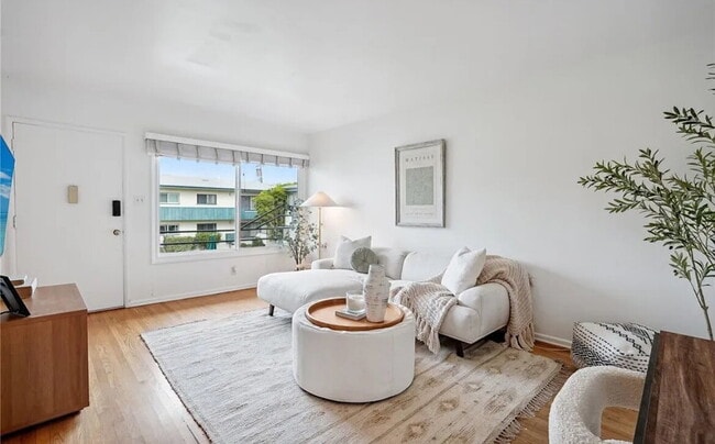 Building Photo - "Charming 1-Bedroom Santa Monica Retreat w...