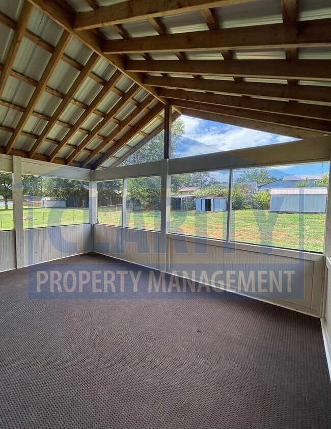 Building Photo - Three bedroom ranch-style home!
