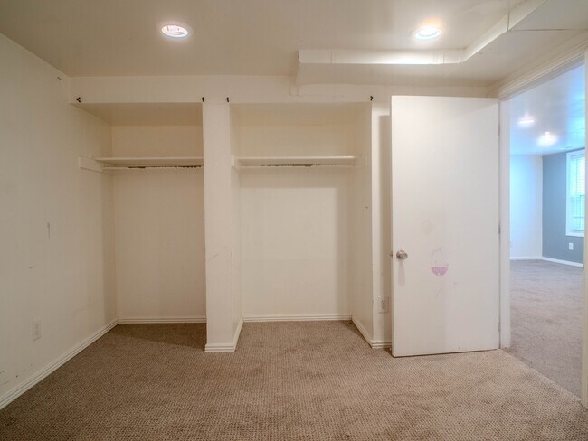 Building Photo - 382 400 S