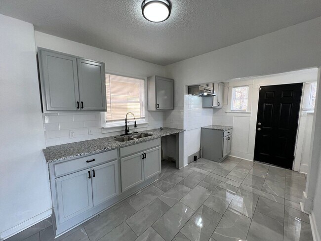 Building Photo - Inviting 3-Bedroom Home with Front Porch Charm