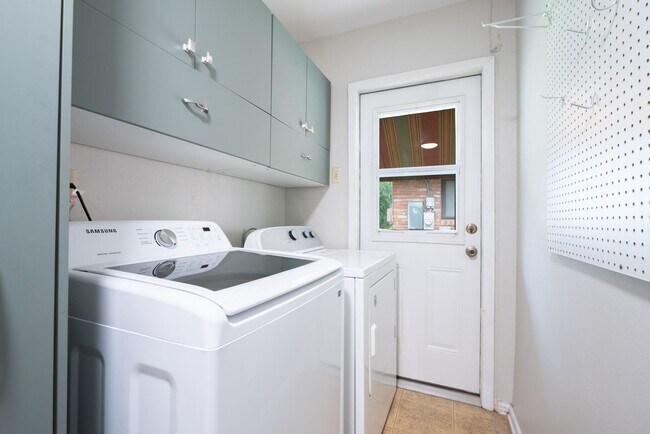 Building Photo - Charming 3-Bedroom Home in Prime Location!