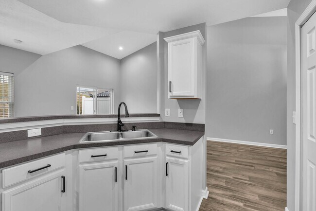 Building Photo - Move-in Ready Townhome in heart of Spring Hill